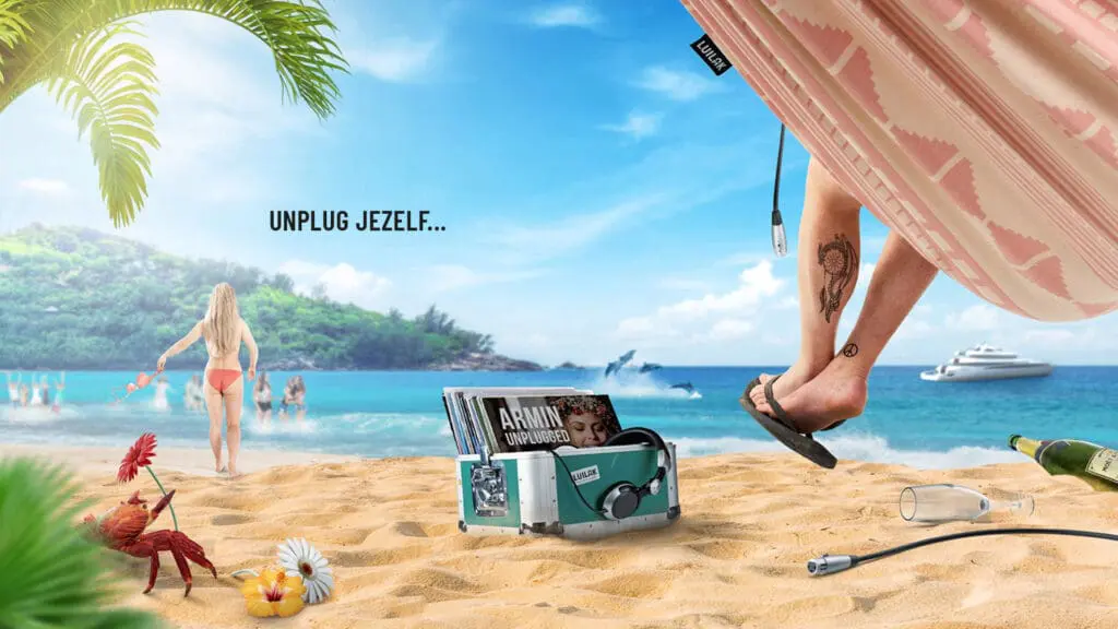 Strand met hangmat, kist met platen en koptelefoon op het zand. Op de achtergrond zee, mensen en dolfijnen.