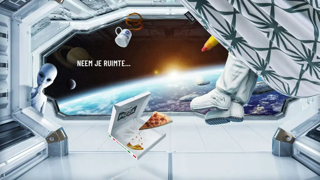 Astronaut ligt in een hangmat in een ruimtestation met zwevende laptop en pizza, met uitzicht op de aarde.