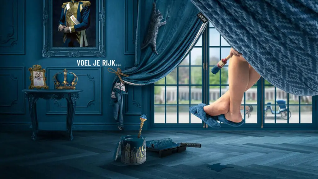 Vrouw ontspant in een hangmat in een stijlvolle blauwe kamer, die ze net heeft geschilderd. Ook een groot raam en decoratie.