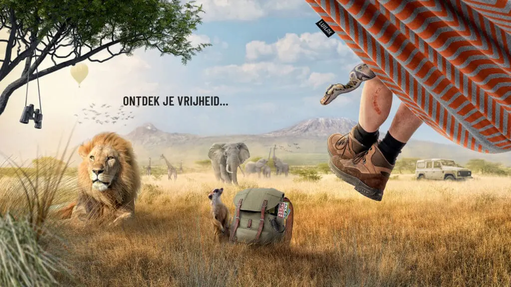 Persoon ligt in een hangmat boven een savanne terwijl een leeuw en olifanten in het landschap staan.