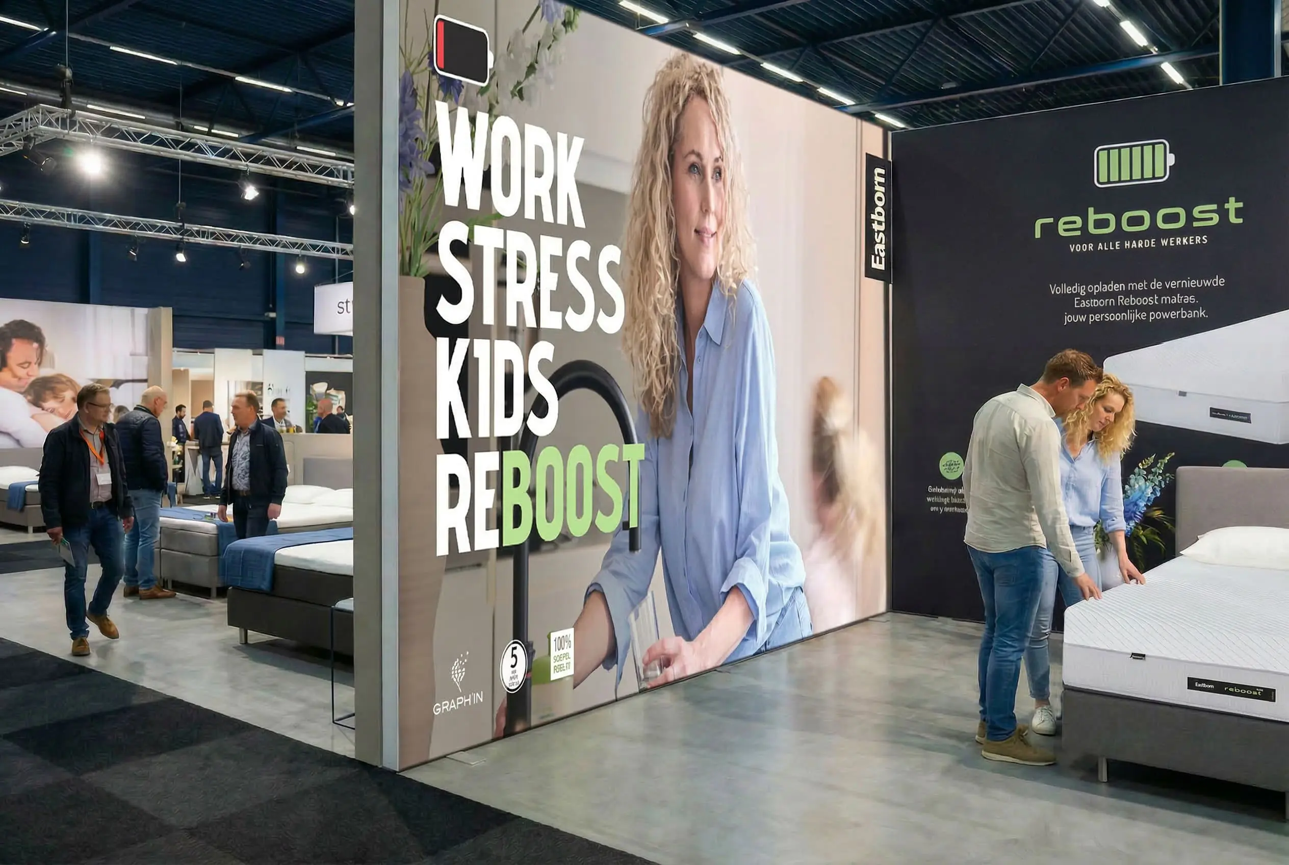 Eastborn beursstand met matrassen en grote reclamewand met tekst “Work Stress Kids Reboost”