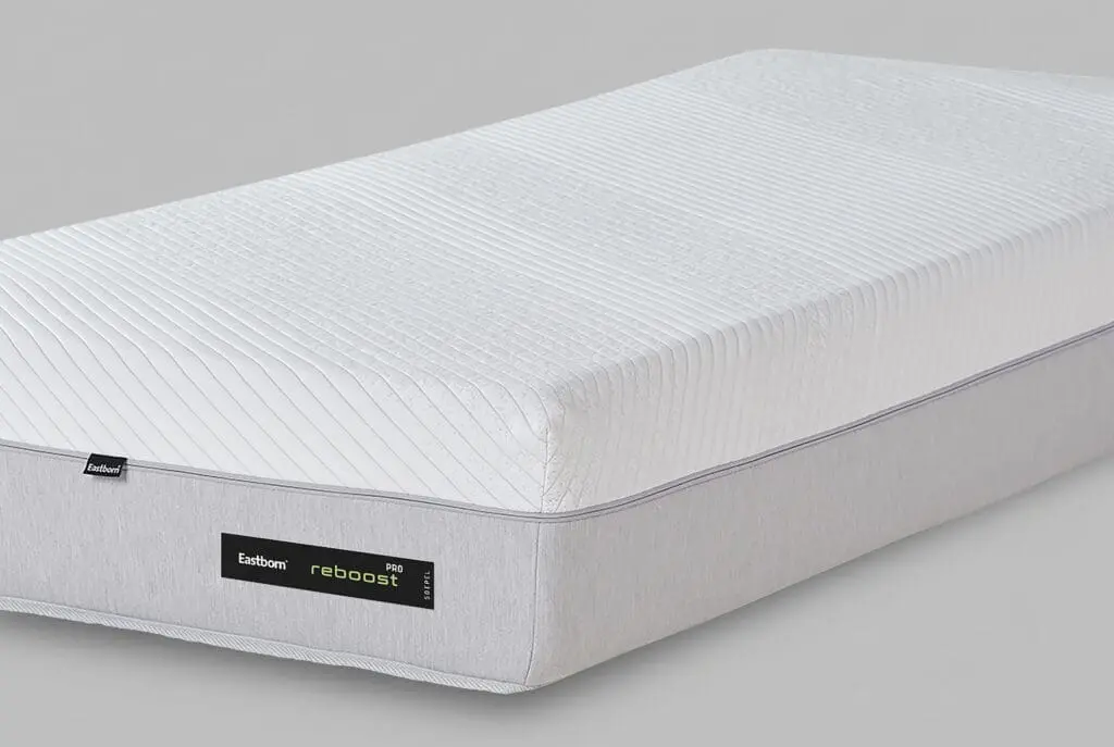 Een wit Eastborn matras en label met “reboost pro” erop.