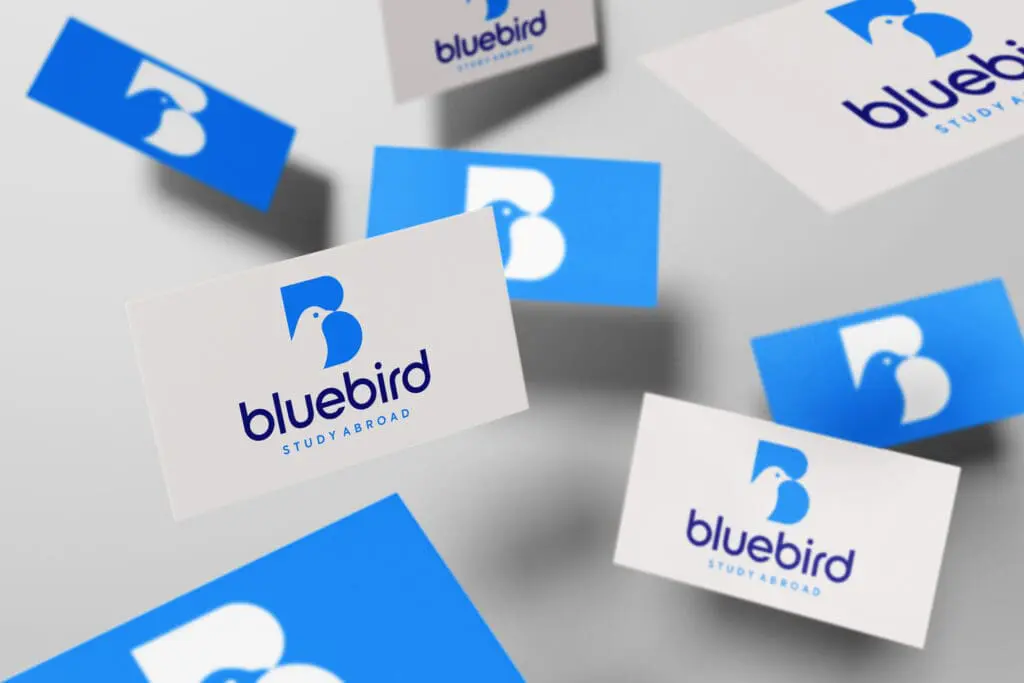 Zwevende visitekaartjes met het Bluebird-logo in een minimalistische setting.