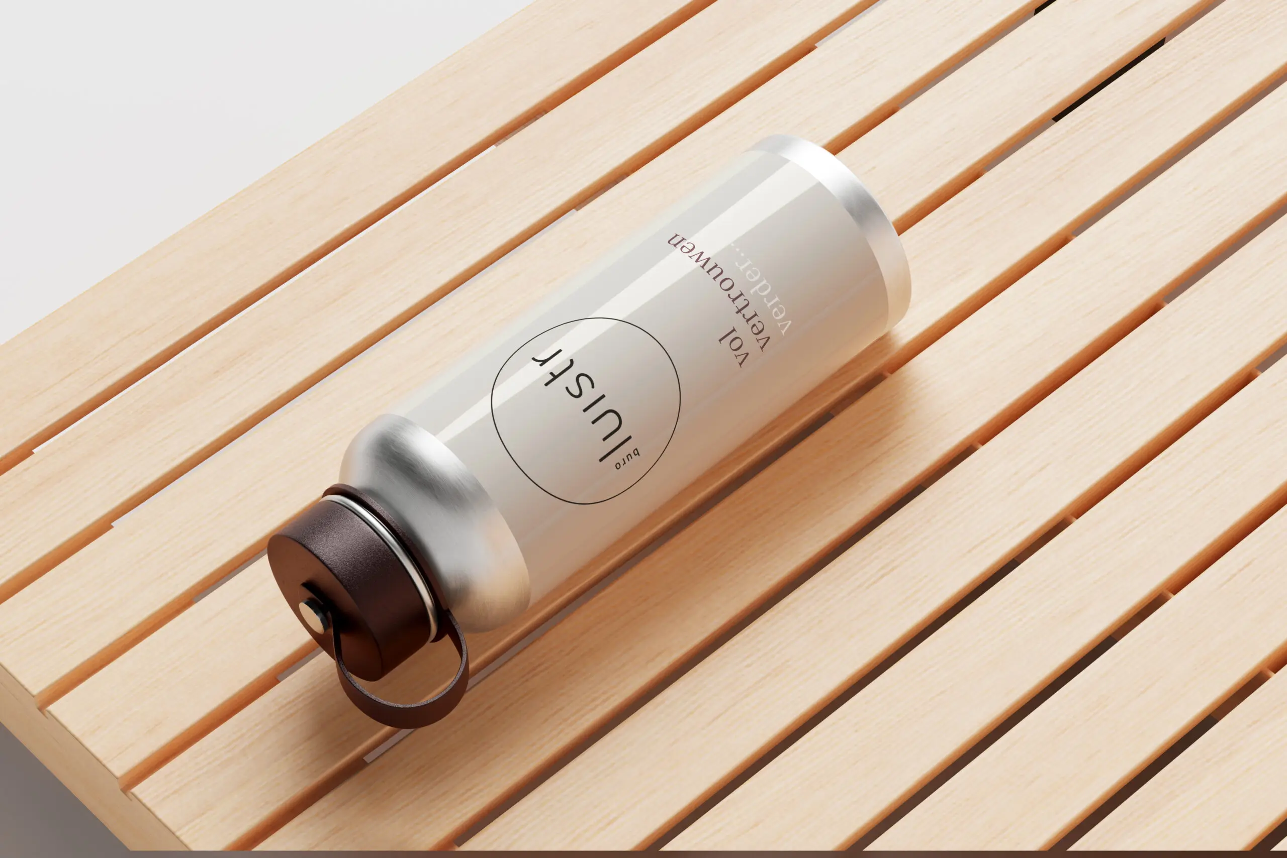 Metalen waterfles met logo “buro luistr” liggend op houten ondergrond.