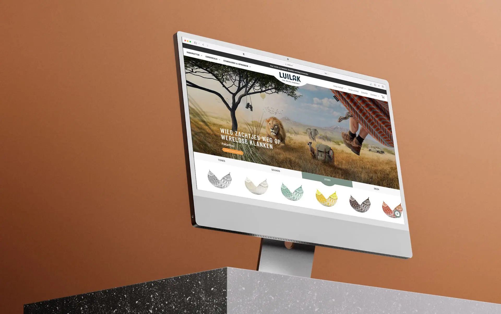 Desktop scherm met de website van Luilak zichtbaar op een bureau.