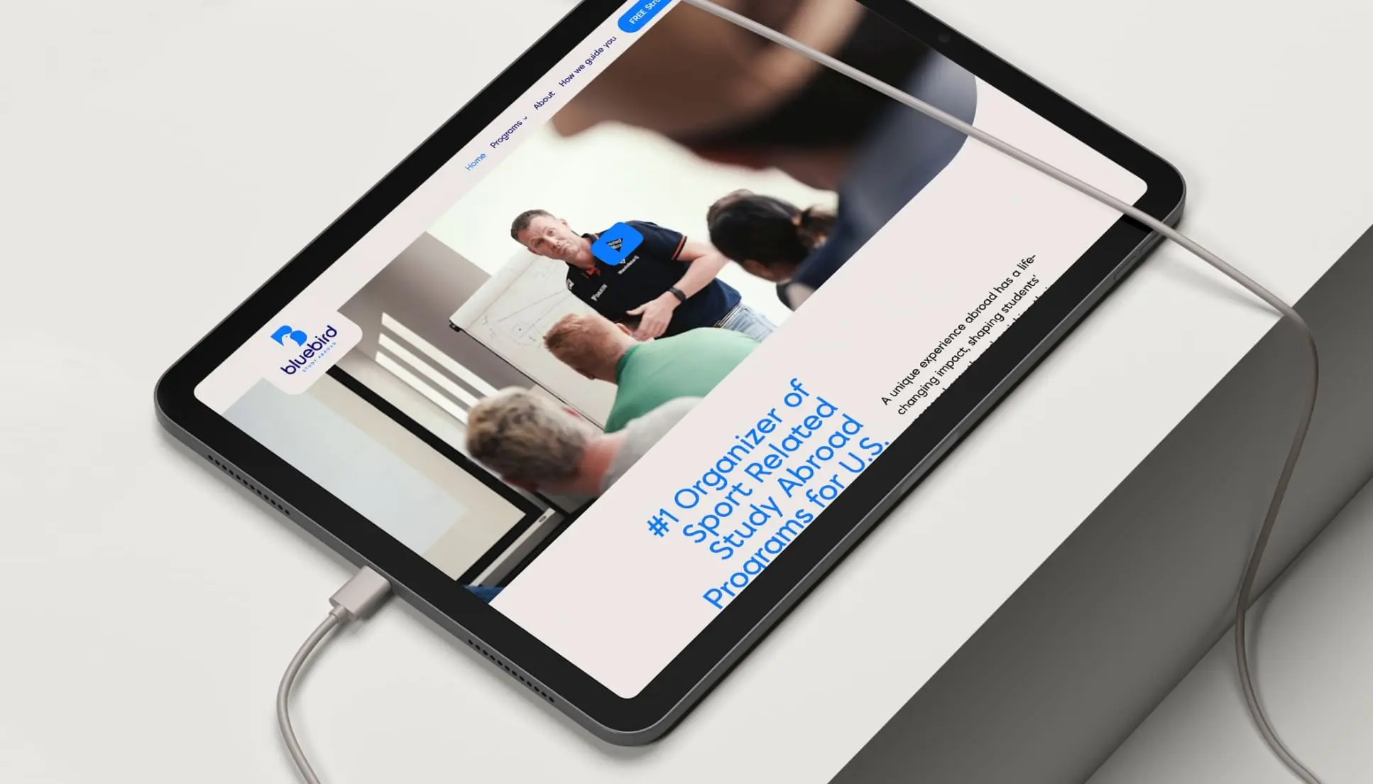 Tablet met de Bluebird website op het scherm.