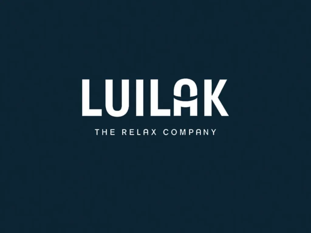 Luilak logo met de slogan “The Relax Company” op een donkerblauwe achtergrond.