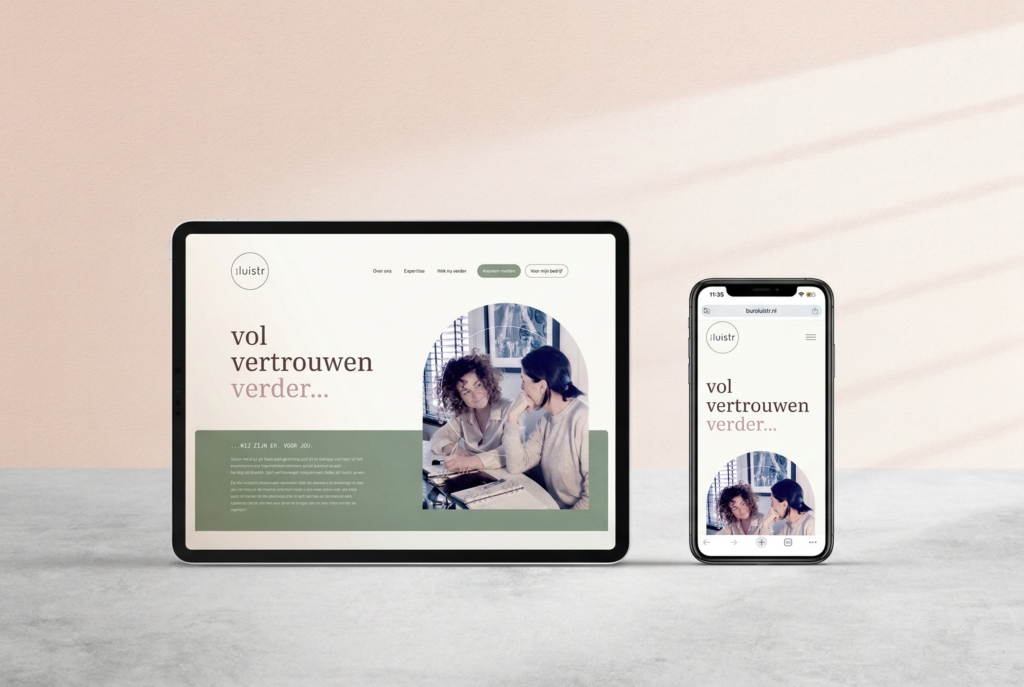 Tablet en smartphone naast elkaar met de website van Buro Luistr weergegeven.