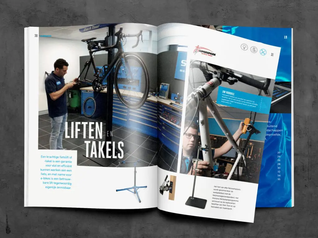 Open Shimano magazine met artikel over fietsonderhoud en werkplaats.