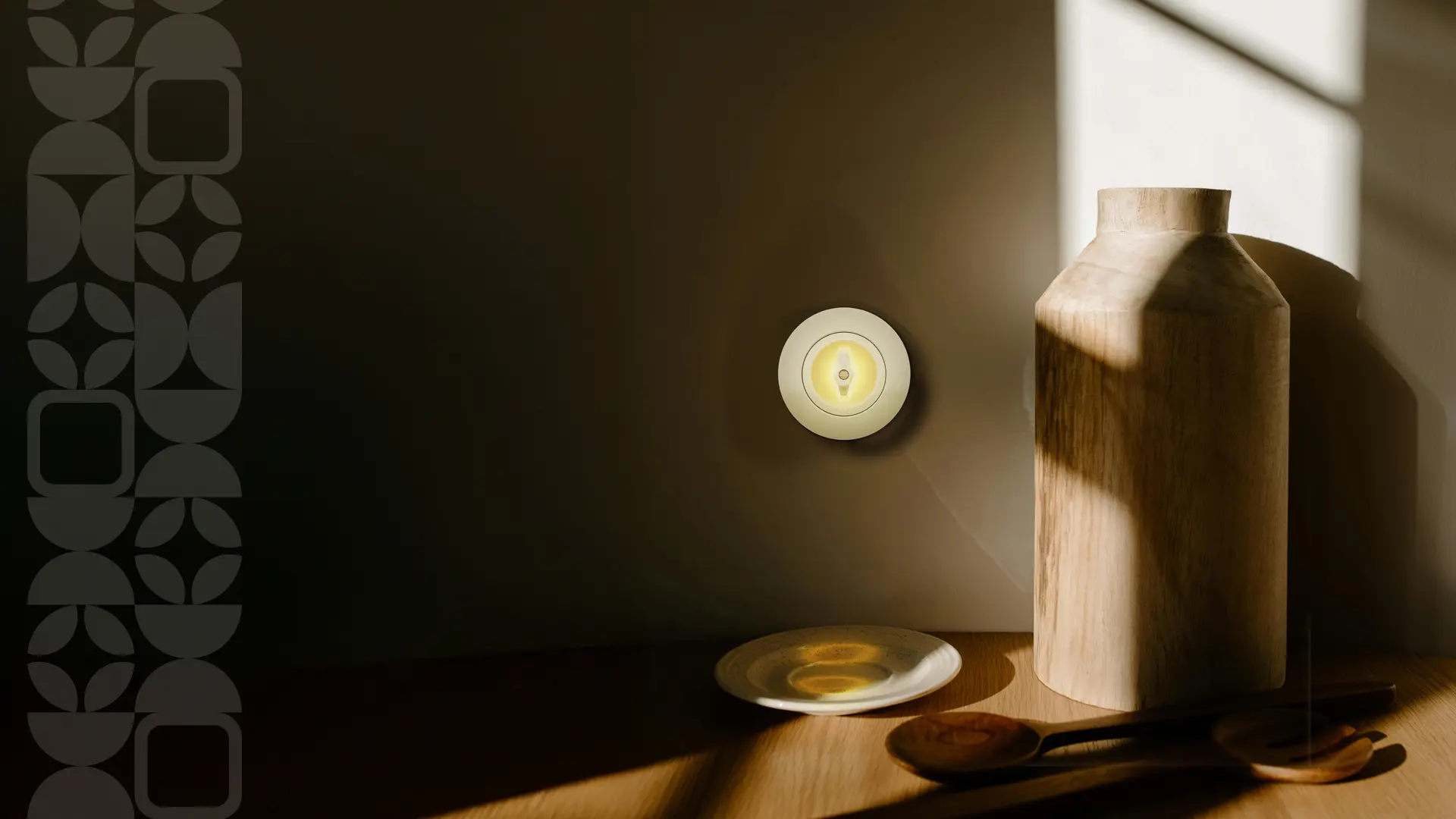 Minimalistisch interieur met houten vaas, wandlamp en lepels op een houten tafel