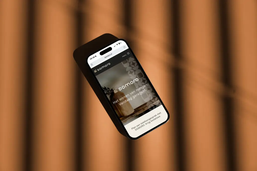 Smartphone met Domoro website met schaduwlicht.