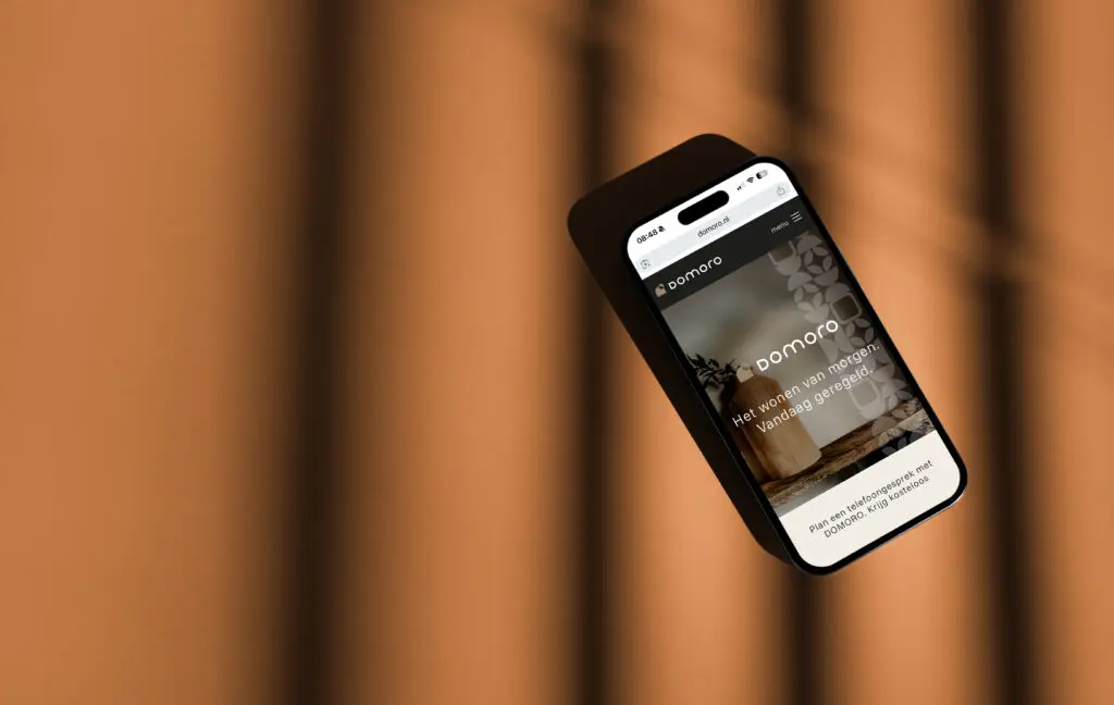 Smartphone met Domoro website met schaduwlicht.