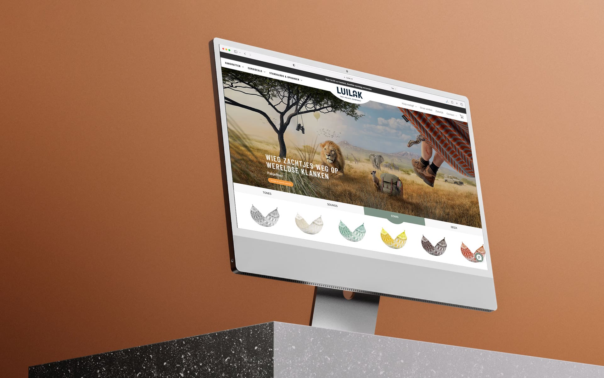 Desktop scherm met de website van Luilak zichtbaar op een bureau.