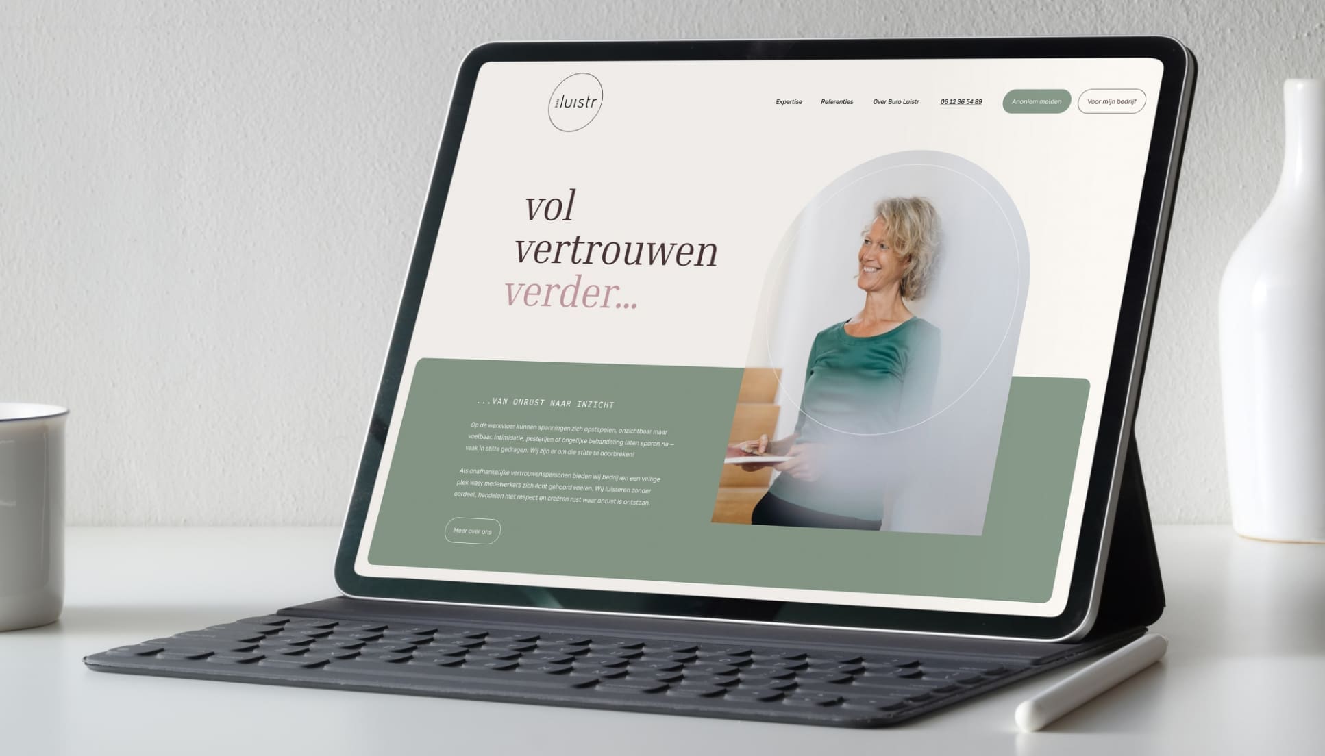 Tablet met toetsenbord waarop de Buro Luistr website met afbeelding en tekst zichtbaar is.