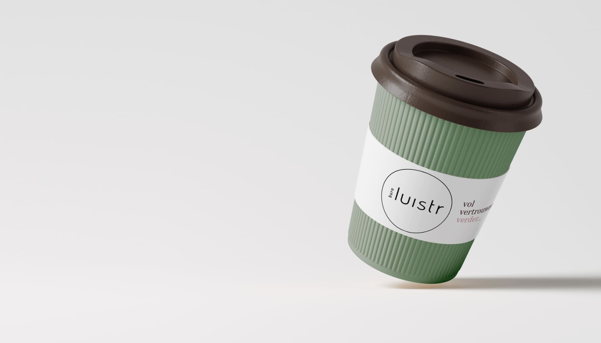 Herbruikbare koffiebeker met groene sleeve en logo van Buro Luistr