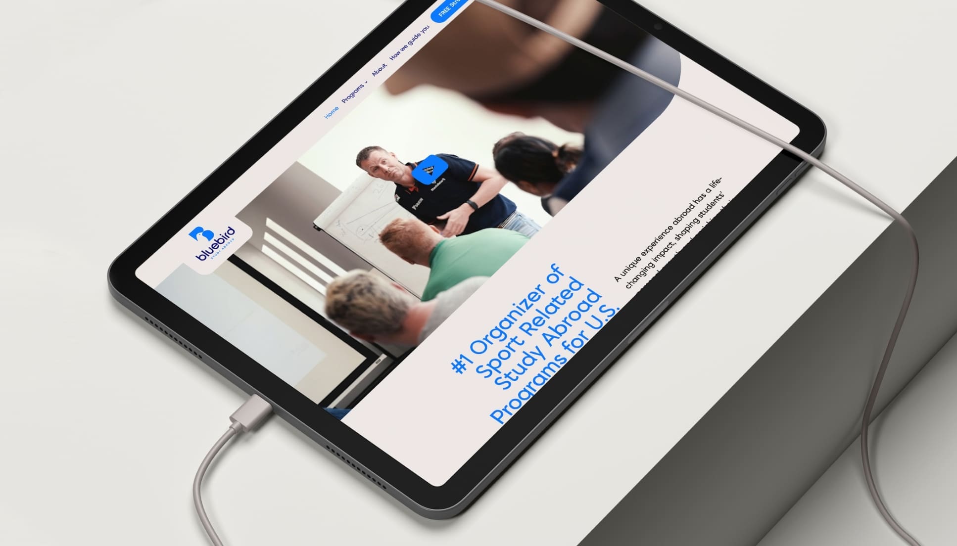 Tablet met de Bluebird website op het scherm.