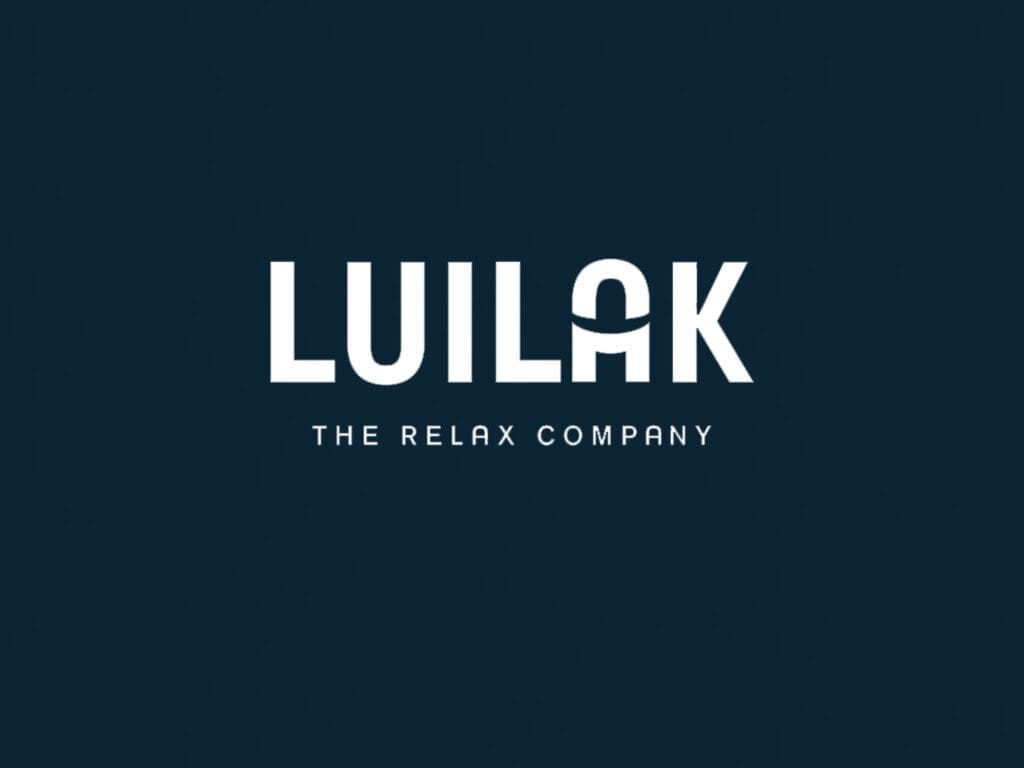 Luilak logo met de slogan “The Relax Company” op een donkerblauwe achtergrond.
