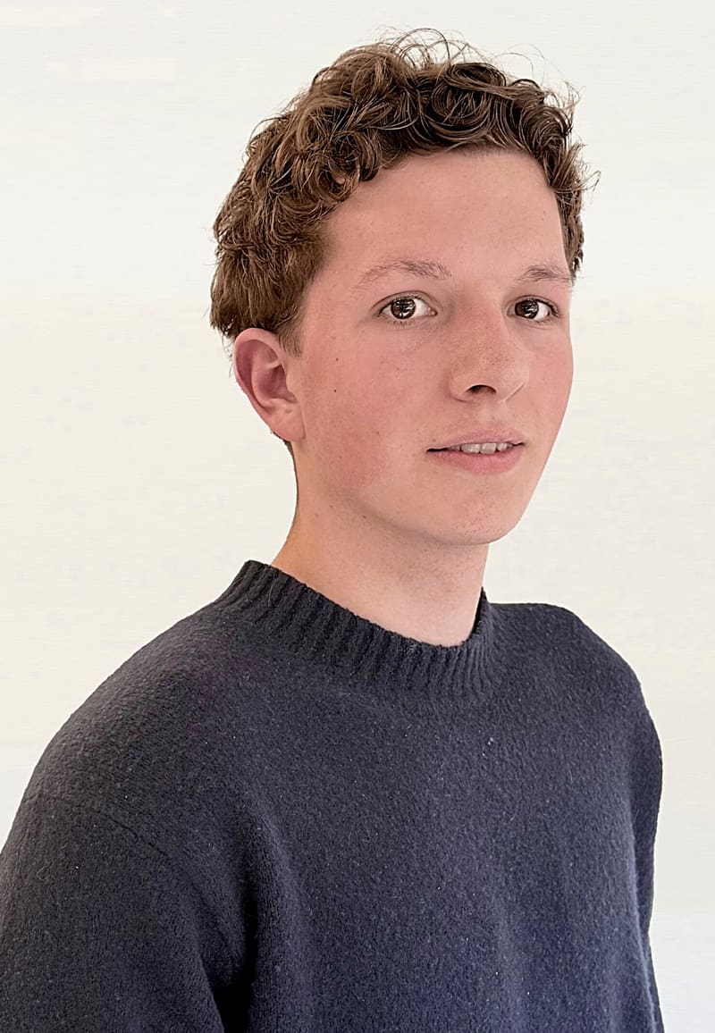 Portret van junior online marketeer bij Loeks.